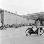 859372 Afbeelding van lukraak gestalde fietsen aan de noordzijde van het N.S.-station Rotterdam C.S. te Rotterdam.